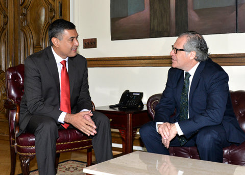 Héctor Cárdenas, ministro de la Secretaría de Acción Social, (SAS), de Paraguay, y Luis Almagro, secretario General de la OEA. (Imagen OEA).